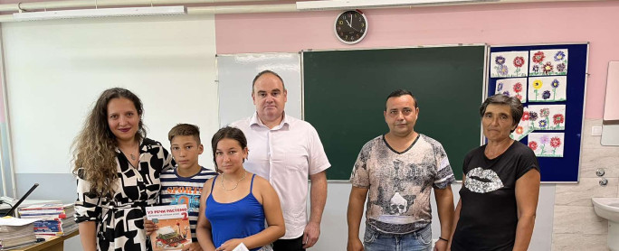 Opširnije: Podela udžbenika učenicima romske nacionalnosti  OŠ „Jan Amos Komenski“ Kulpin